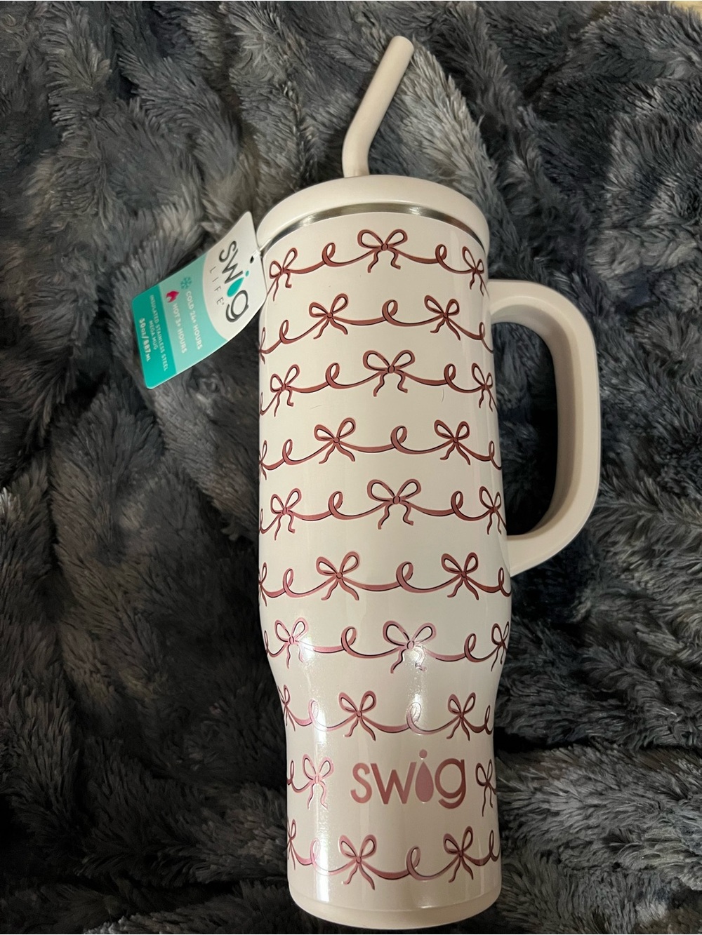 NWT 30oz swig pink ribbons and bows